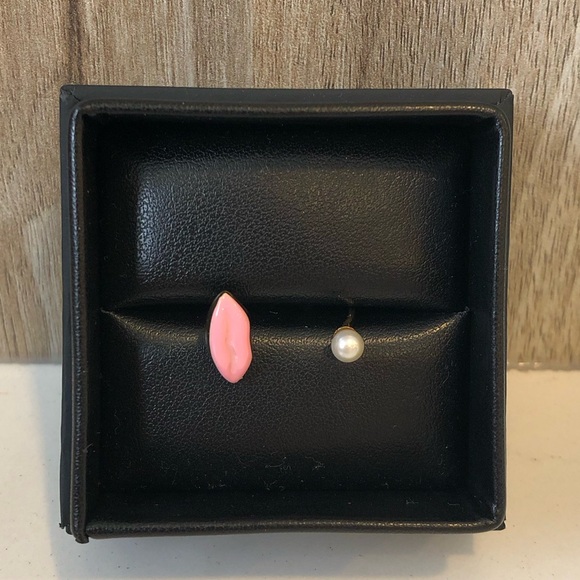 Delfina DELETTREZ, Gold "Lips Piercing" RING with Pearl Sold Out Light Pink +box - Picture 3 of 4